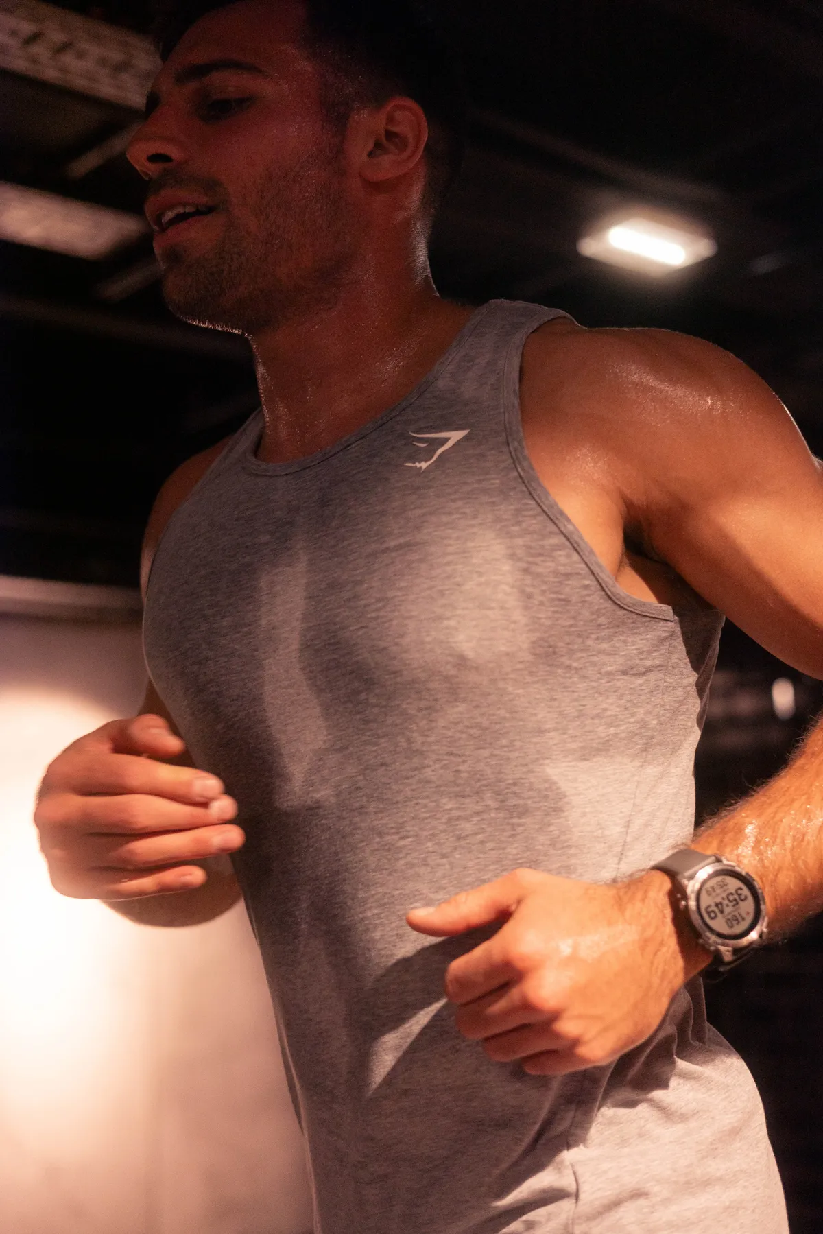 Coach sportif en mouvement dans sa salle
